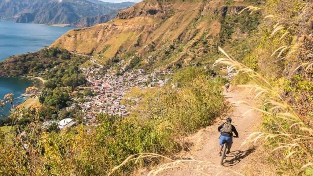 Mountain Bike en el Lago de Atitlán: un descenso entre montañas y paisajes increíbles